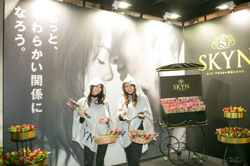 まるで化粧品を配っているようなオシャレな配布所。ちなみにこの日は500個配ったそう