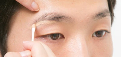 めん棒につけたコンシーラーでガイドラインを