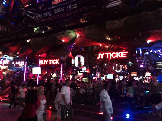 プーケットはどこも賑わっていました~。屋台のご飯もおいしかった!!