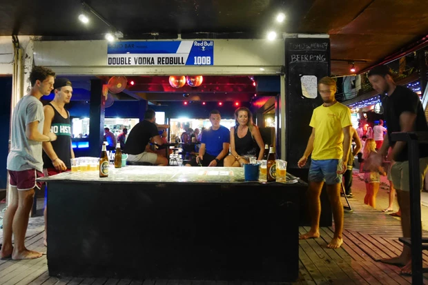 ビアポンに興じる欧米人たち