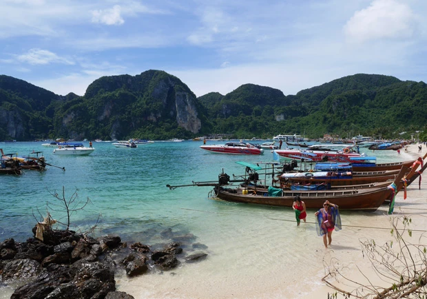 ピピ島のビューポイントからはひょうたん型の島とふたつの海が見える絶景!
