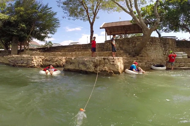 中身の入ったペットボトルなので、ぶつかれば痛い。上手にキャッチしよう