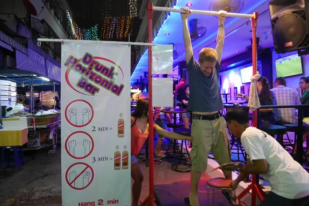 懸垂(けんすい)できた時間によってお酒がもらえるシステムなんてのも