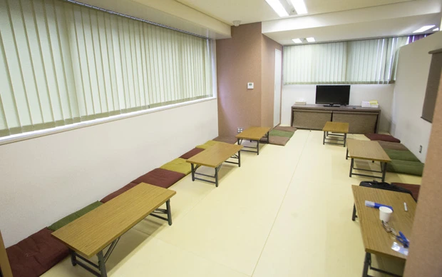 広い畳スペースにはテレビもついている。長距離移動後のリフレッシュに足を伸ばしてくつろごう!