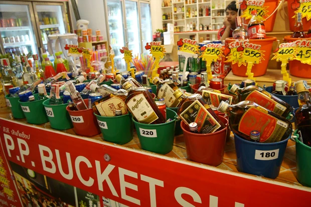 名物のバケツというお酒