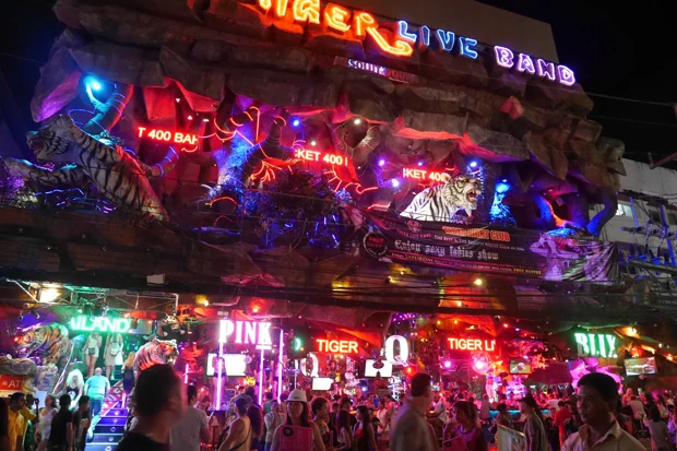 開放的な空間のゴーゴーバー。2Fはクラブでこれまた大規模!入場無料やフリービュッフェなど大盤振る舞い