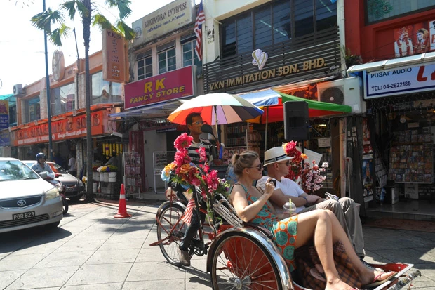 歴史的街中を走るトライショーという乗り物