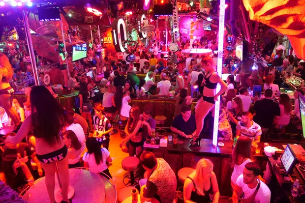 ゴーゴーバーを上から見物