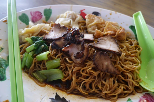 ワンタンミー。ローカル屋台では3.30RM(約115円)とお安く、スープ版とドライ版はどっちもおいしい