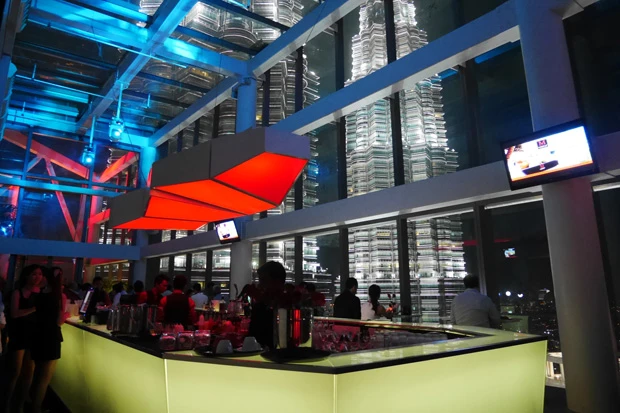 目の前にはツインタワーの姿が! バーは六本木ヒルズかと思った(笑)