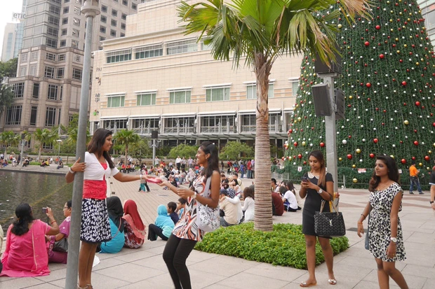 ヒジャブをかぶったマレー系や、インド系のファッションも多いなか、ブランドバッグやワンピースで写メ撮りにはしゃぐギャルもいました