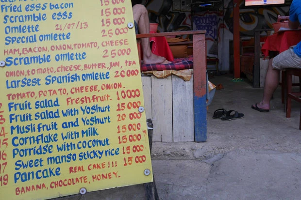 パンケーキに“REAL CAKE”と書かれている。店内では人々がダラリと長居し、ブラックジョークアニメを鑑賞