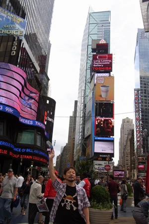 世界一周の旅は茨城空港から中国のLCC、春秋航空でスタート。上海の人気店で小龍包を食べた後、モスクワでレーニン像と、そしてその11時間後には、ニューヨークに飛んでタイムズスクエアで記念撮影が可能だ!