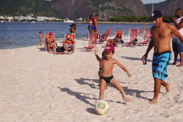 フラメンゴビーチで、サッカーの英才教育? 未来のスター誕生?