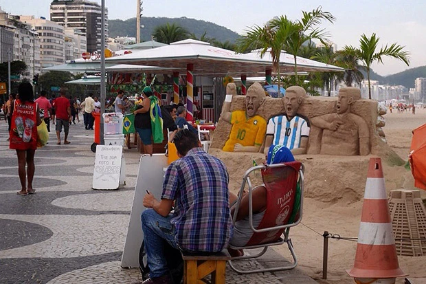 サンドアートの選手たち。誰? まさか、ネイマール...? メッシ...?