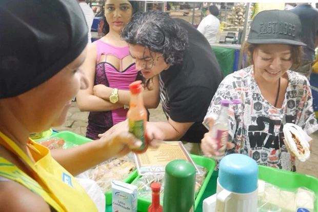 屋台でブラジル名物タピオカクレープをいただく。隣のセクシーなお姉さまが気になる