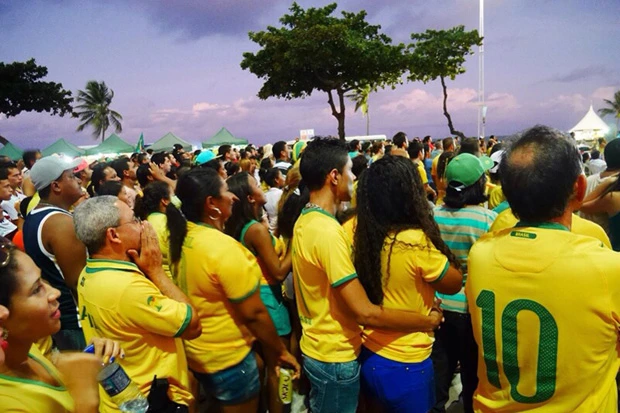 パブリックビューイングを熱心に見つめる地元の人たち