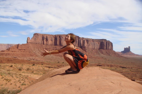 モニュメントバレーで神秘的な岩群と戯れる