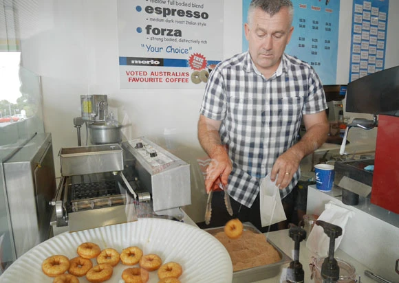 優しいお父さんの揚げるドーナツは宙を舞う