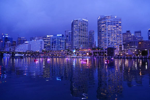 イルミネーションボートに乗って愛を育む恋人たち