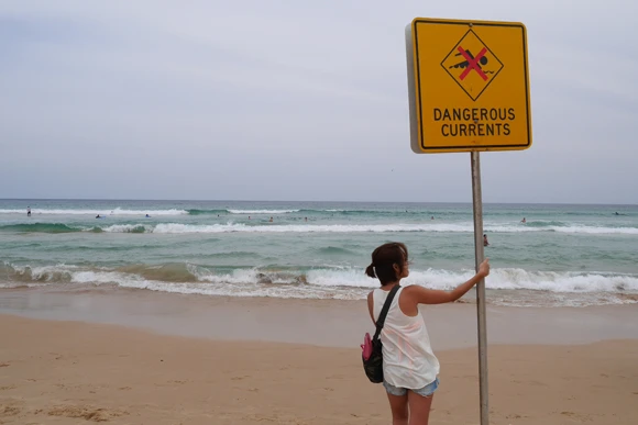 ちゃんとデンジャラスカレントの看板がある。良い子はビットウィーンフラッグと呼ばれる赤と黄色の旗の中で泳ごうね!