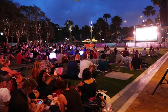 芝生に座ってフリームービー鑑賞中