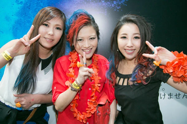 両サイドのふたりはかわいらしく、真ん中の女性はハードにアレンジ!