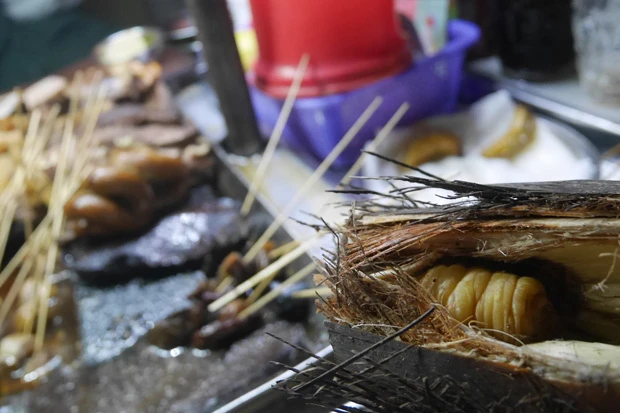 揚げる寸前までは生! 木の隙間でうごめいてます。ウウウ、キモ!