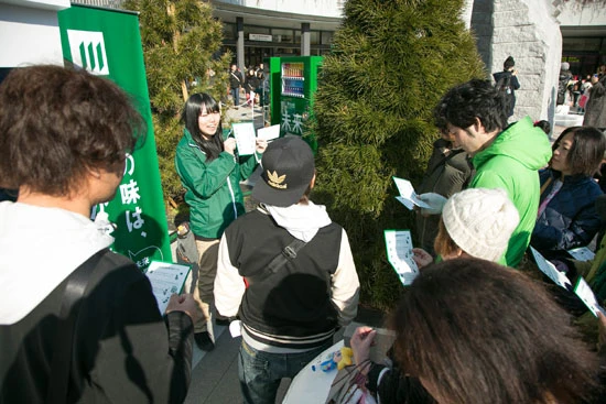  まずは入り口で趣旨説明。隣のモニターには特設サイトで選択された未来の結果がリアルタイムで表示されていた。