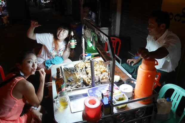 南米の旅友との感動の再会に選ばれたディナーはドートウッ屋台