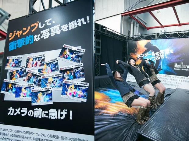 マットに飛び込む女子たち。上空からカメラが『マールボロ フュージョン ブラスト』のキービジュアルのように撮影してくれる「フュージョンフォト」