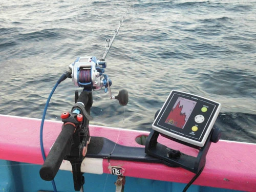 普段は心強い味方の魚群探知機「探見丸CV-FISH」も、こうも大きなうねりでは…