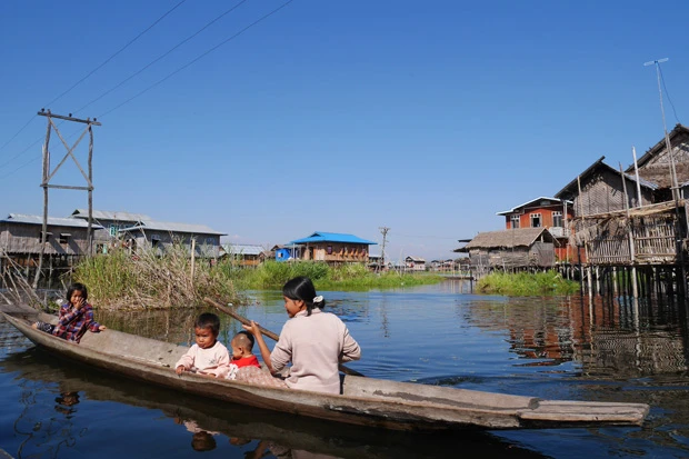 水上で生活する人々。湖では水浴びをしたり、髪を洗ったりする人も見かけた