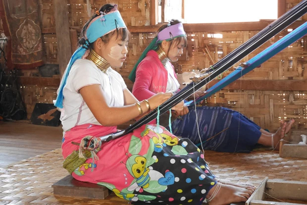 黙々と機織り作業を続ける若いふたり。まだ首はそこまで長くない