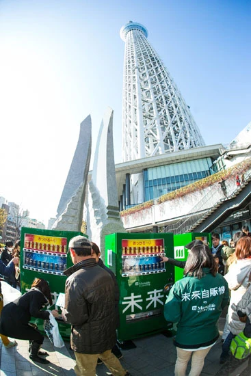  ソラマチひろばでの設置は３日・４日の２日間限定。無料ということもあり、多くの人々が『未来自販機』に並んでいた。
