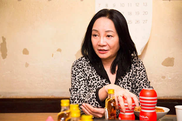 「TENGAが気持ちよくても、TENGAは人肌ではない」と語り、おもむろにTENGAに手をかける志麻子先生