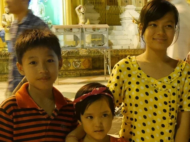 ミャンマーのコたちは顔立ちがキレイ。スッピンでこの美しさ。将来が楽しみ