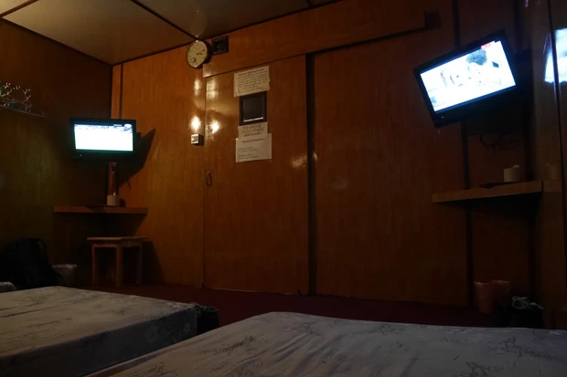 薄暗く怪しいマッサージ店