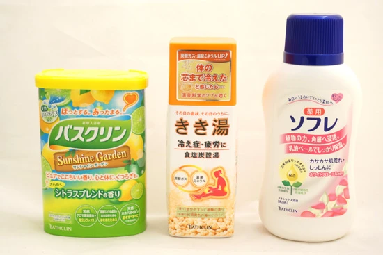 左から粉タイプ（バスクリン・シトラスブレンドの香り　４００円前後）、炭酸ガスタイプ（きき湯・食塩炭酸湯　７００円前後）、液体タイプ（ソフレ・Ｗフローラル　６５０円前後）。いずれもバスクリン、価格は実勢価格