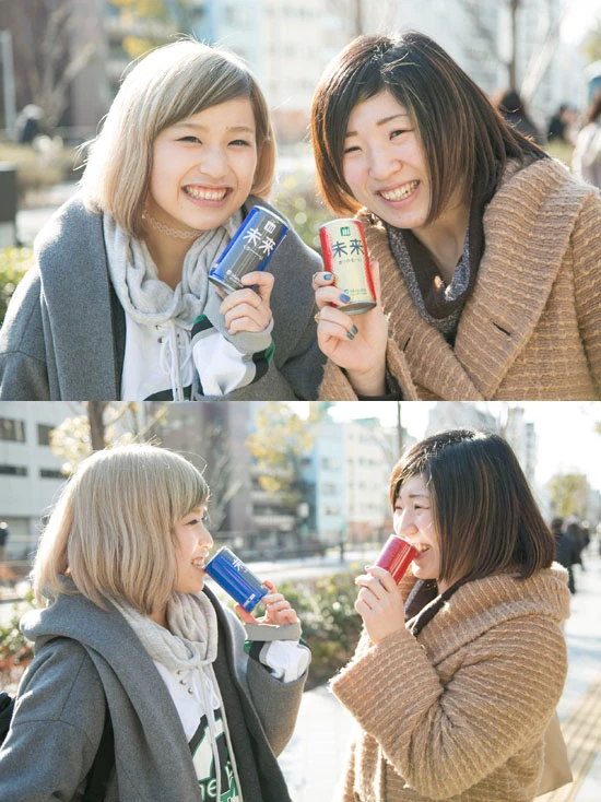  東京スカイツリーに遊びに来ていた女子ふたり組は、両方の味の飲み比べにチャレンジ。「だって、さっき飲んだほうと違いがわかんないんですよ！」と口にした瞬間、笑い出していた。