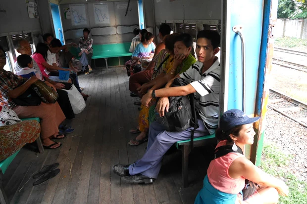 『世界の車窓から』の曲が流れてきそうな電車旅♪ 運賃も取られず、ドアのない列車はのんびりと線路を走る