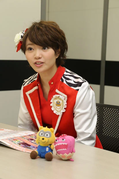 「大当たりすると、コントや漫才など好きな番組を選んで楽しめます」(矢方美紀ちゃん)。7名いるゼブラエンジェルの中から大のお笑い好きということで今回のPR任務に抜擢されたらしくハイテンション。