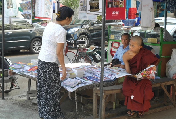 アジア各国に僧はいるけど、服の色や行動などが場所によって違う。ヤンゴンの僧はラオスやタイより自由そう