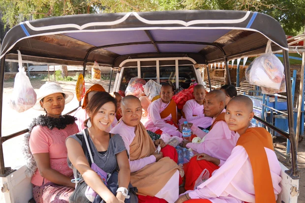 バガンはミャンマー国内でも人気! かわいいピンクの袈裟(けさ)を着た珍しい女性のお坊さんも観光に来てました!