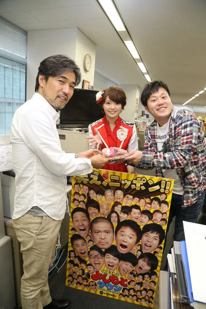 パチンコでも活躍するよしもと所属のキャラクター「ガブガブキング」のぬいぐるみをプレゼントして『週プレNEWS』を統括する西潟龍彦部次長をはじめスタッフにちゃっかりPRをお願い。