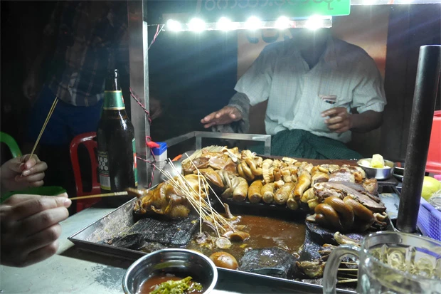 誰が食べてもおなかを壊すといわれる「ドートウッ」。気付くといろんな部位に挑戦していたが、幸いおなかは無事でした