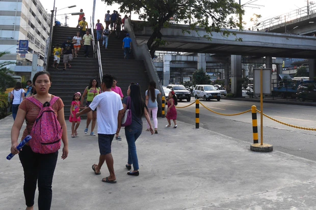 現地の人もリュックは必ず前に持ってます。スリ、強盗、いますから