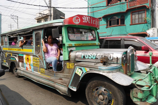 市内にはマニラの足、ジプニーという格安の小型バスがある。派手なルックスでかわいかったけど、乗る機会なかった。残念