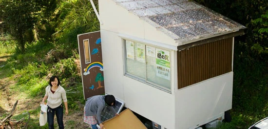  井ノ上さんが暮らしていたモバイルハウス。屋根の傾斜部分のロフトが寝室になる