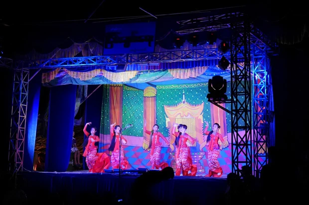 ミャンマー美人のダンスショー。と、派手な照明